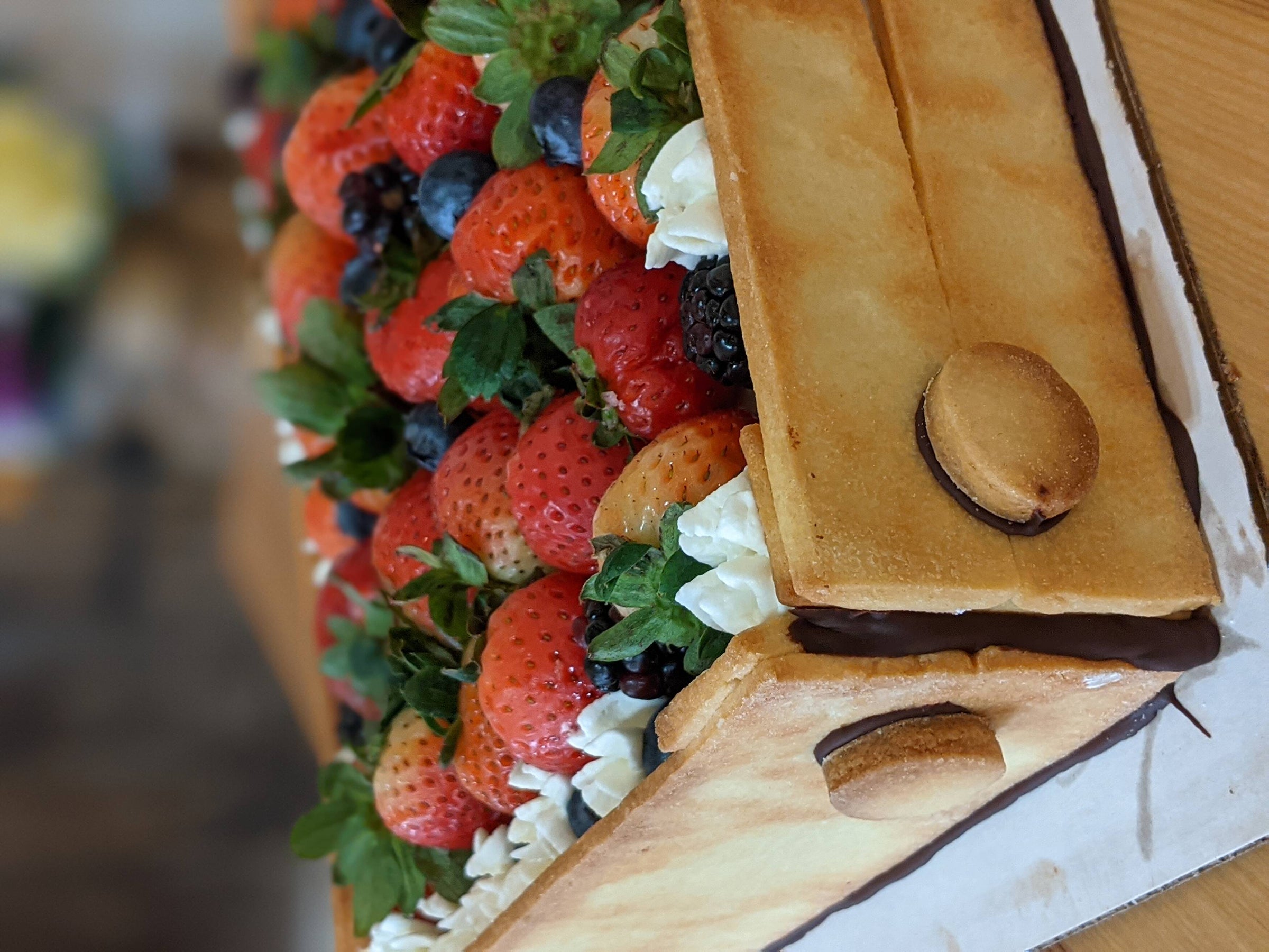 Nel cuore dei sapori: Torte con decorazione a canestro e fiorellini azzurri